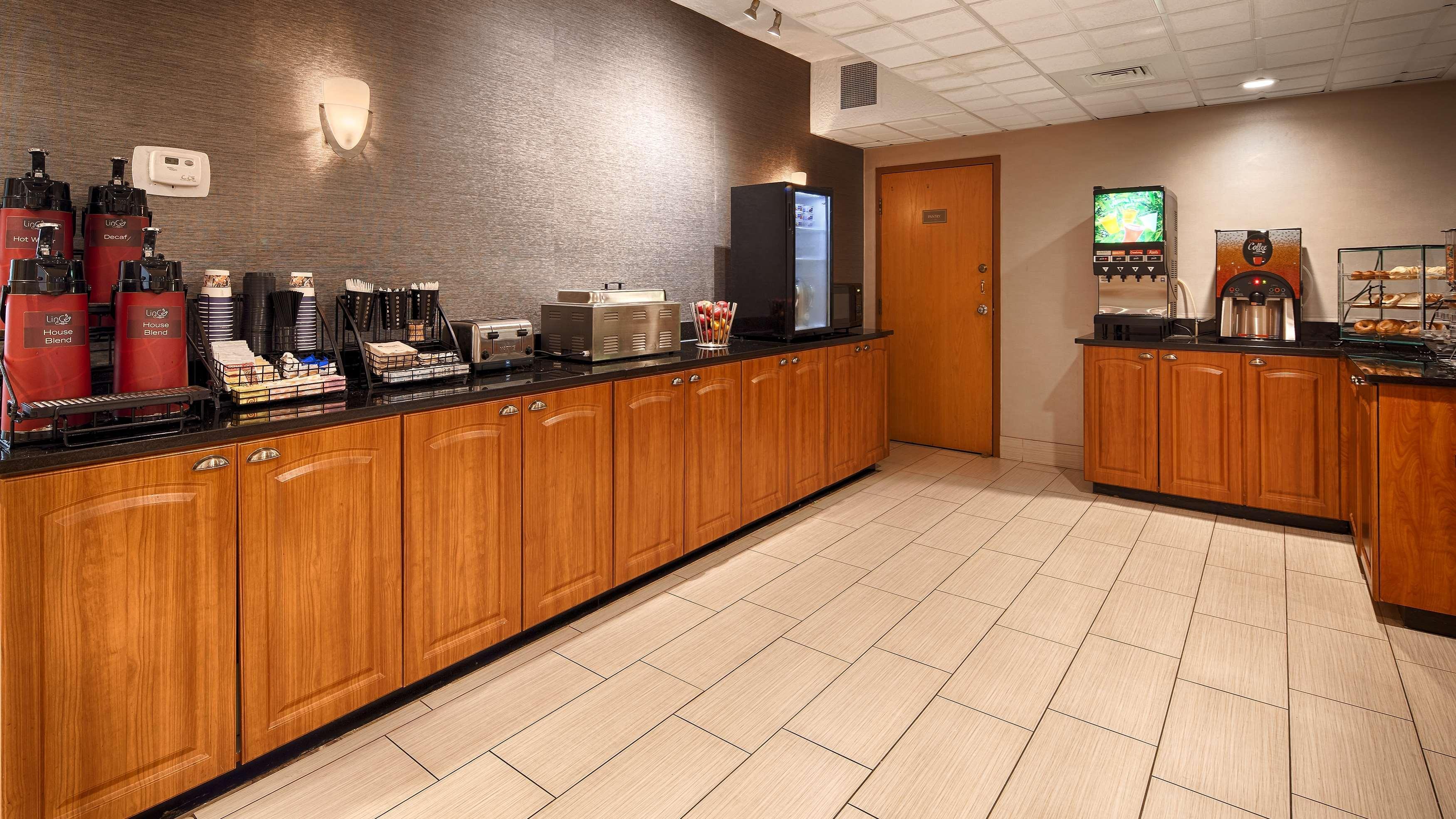 Days Inn By Wyndham Englewood Dayton Airport Exterior photo